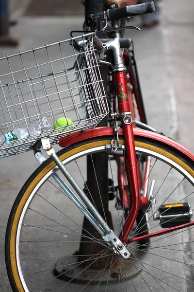 Велосипед на улице — стоковое фото