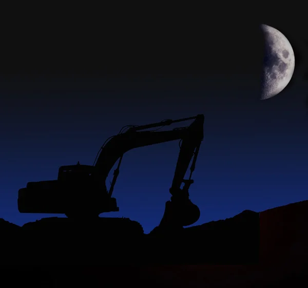 Una gran excavadora trabajando en una puesta de sol — Foto de Stock