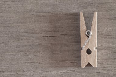 Bir ahşap yüzeyde bir clothespin