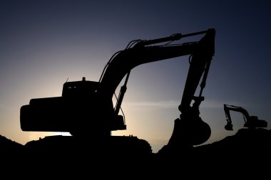 bir gün batımı içinde büyük bir buldozer