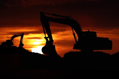 bir gün batımı içinde büyük bir buldozer