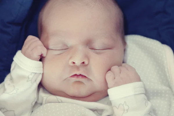 Portrait of a beautiful 1 month newborn — Stock Photo, Image