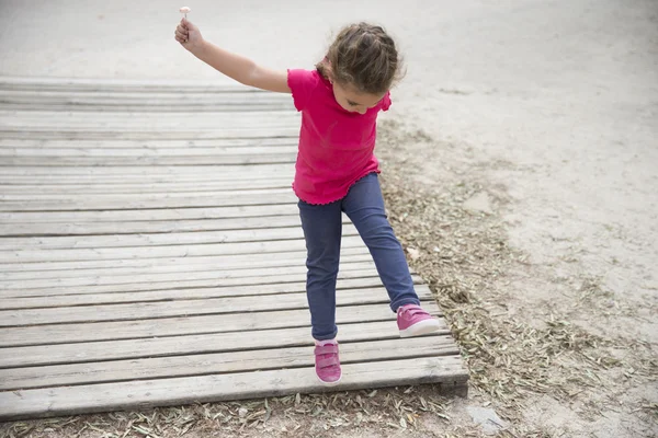 Quattro anni ragazza che salta e gioca — Foto Stock