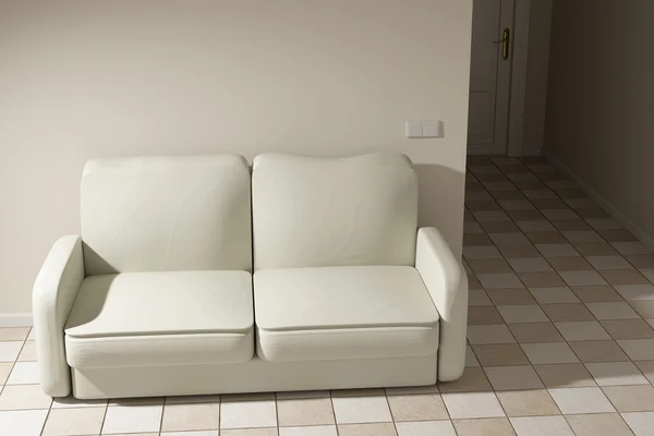 Rendering 3d di un divano su una stanza vuota — Foto Stock