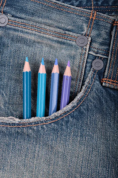 Fyra blå pennor på en jeans ficka — Stockfoto
