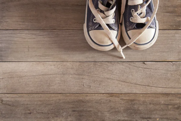 Imaginea unui pantof pentru copii pe o podea din lemn — Fotografie, imagine de stoc