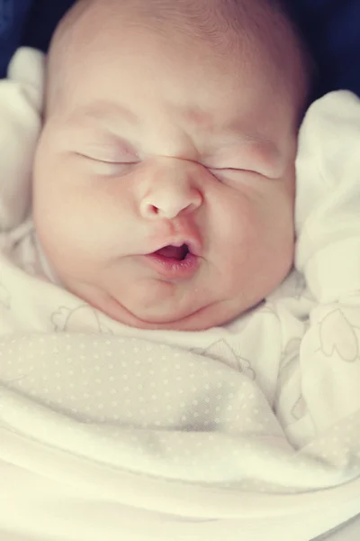 Porträtt av en vacker 1 månad nyfödda med ett roligt uttryck — Stockfoto