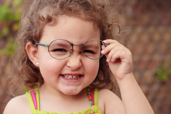 Bela menina caucasiana com óculos e uma expressão engraçada — Fotografia de Stock
