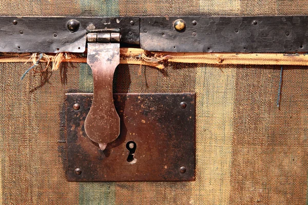 Detail of the lock of an old trunk — Stock Photo, Image