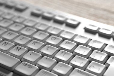 Ahşap masa üstünde beyaz İspanyol klavye Close-Up