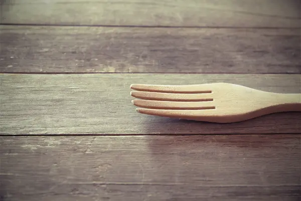Close-up de garfo de madeira na mesa — Fotografia de Stock