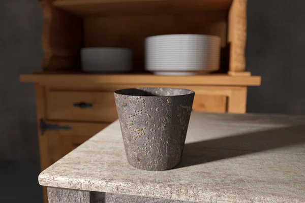 Antigua maceta rústica sobre mesa de madera — Foto de Stock