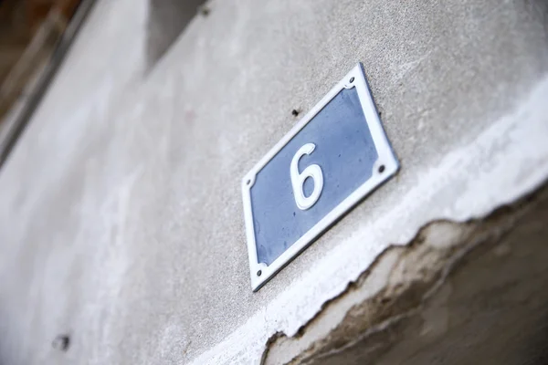 Número metálico de la casa en la pared —  Fotos de Stock