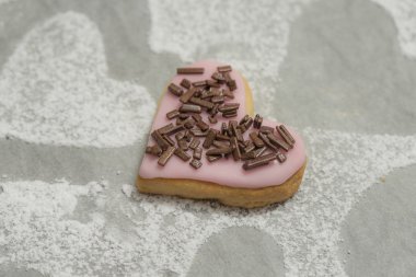 Pembe krema ve çikolata kaplı kurabiye Close-Up