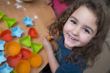 Küçük kız siling kameraya ararken