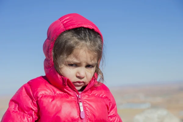 Portrait de mignonne petite fille regardant tristement camer — Photo