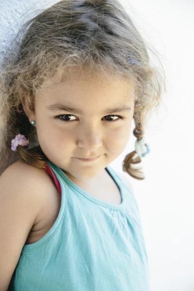 Primer plano de linda niña con dos trenzas —  Fotos de Stock