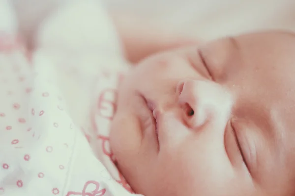 Крупним планом спить новонароджений — стокове фото