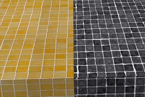 Primo piano delle piastrelle smaltate a quadretti gialli e neri — Foto Stock