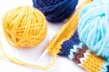 Knittes tuval, knittinf iğne ve iplik topları