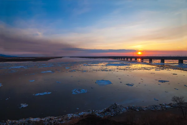 Flotación de hielo en el río Amur en Jabárovsk, Rusia — Foto de Stock