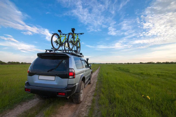 4 x 4 Suv met twee fietsen op de imperiaal van de auto — Stockfoto