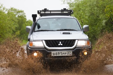Nikolaevka, Rusya - 11 Haziran 2016: Mitsubishi Pajero tarafından taşıma 