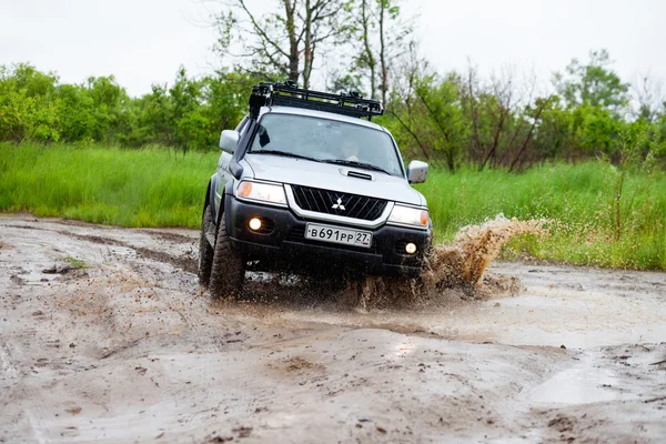 НИКОЛАЕВКА, РОССИЯ - 11 июня 2016 года: Mitsubishi Pajero движется дальше — стоковое фото