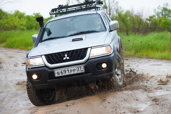 Nikolaevka, Rusko - 11 červen 2016: Mitsubishi Pajero pohybující se — Stock fotografie