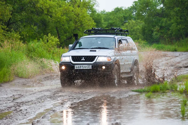 Nikolaevka, Rusland - 11 juni 2016: Mitsubishi Pajero verplaatsen door — Stockfoto