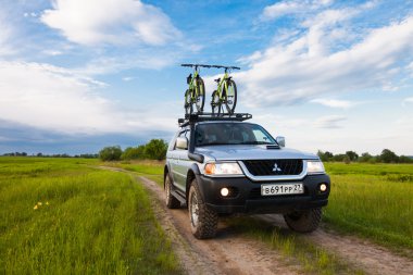 Priamursky, Rusya Federasyonu - Haziran 10, 2016:4 x 4 Suv üzerinde iki bisiklet ile