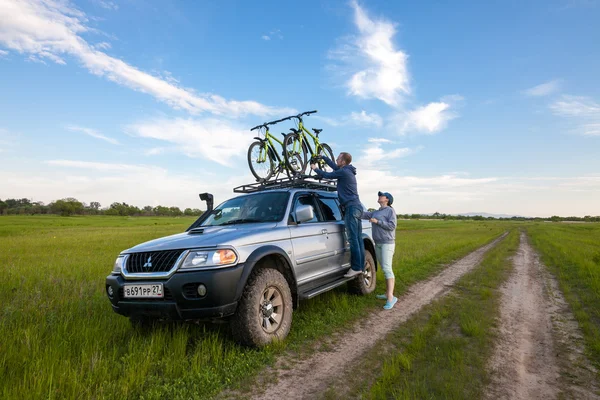 ПРАЙАМУРСКИЙ, РОССИЯ - 10 июня 2016 года: внедорожник 4х4 с двумя велосипедами на — стоковое фото