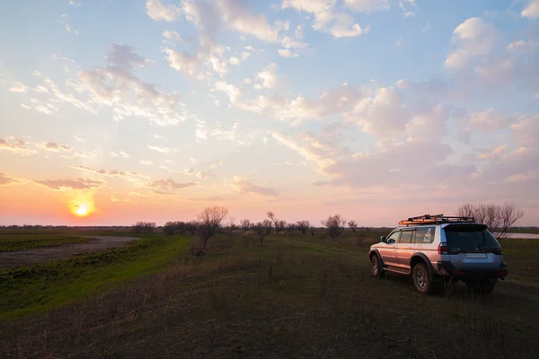 PRIAMURSKY, RUSIA - 08 DE MAYO DE 2016: 4x4 SUV en la carretera del campo en su — Foto de Stock