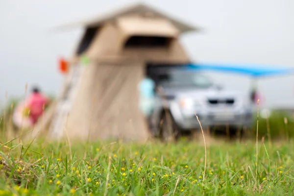 Una macchina con tenda sul tetto sfocata sfocata — Foto Stock