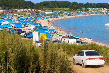 Livadiya - Ağustos 05, 2016: Primorsky bölgesinin güneyindeki plajlarda kamplar