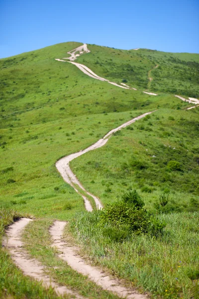 Polní cesta do kopce — Stock fotografie