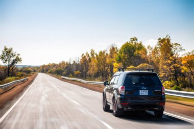 Khabarovsk Rusya - 27 Eylül 2020: Subaru Forester yola çıkıyor