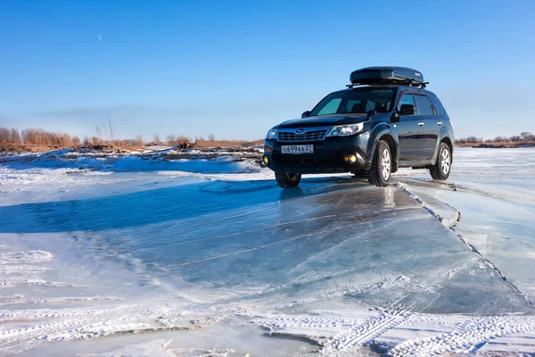 Khabarovsk Rusland Januari 2020 Zwarte Subaru Boswachter Bij Bevroren Meerijs — Stockfoto