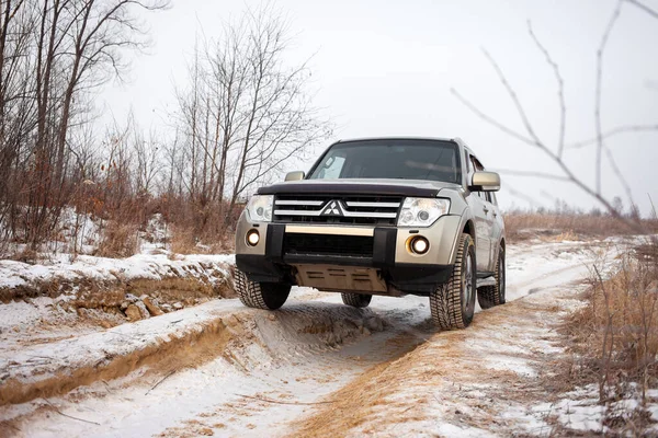 Khabarovsk Ρωσία Ιανουαρίου 2021 Mitsubishi Pajero Montero Στο Χωματόδρομο Χειμώνα — Φωτογραφία Αρχείου