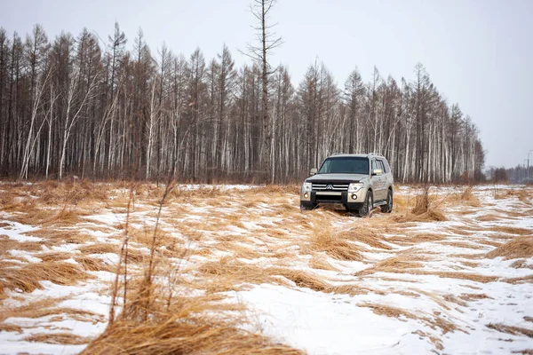 Khabarovsk Russland Januar 2021 Mitsubishi Pajero Montero Ved Grusvei Vinterskog – stockfoto