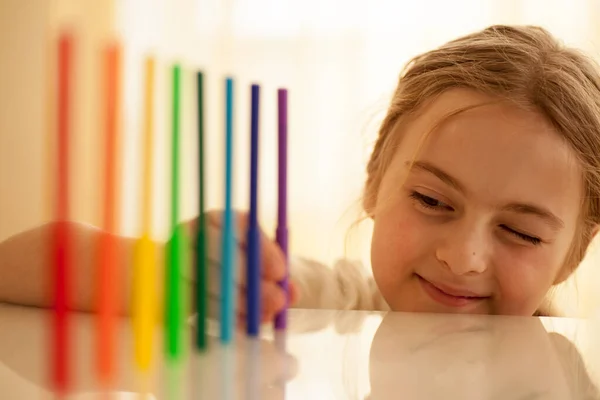 Menina Define Canetas Feltro Coloridas Uma Fileira Sequência Arco Íris — Fotografia de Stock