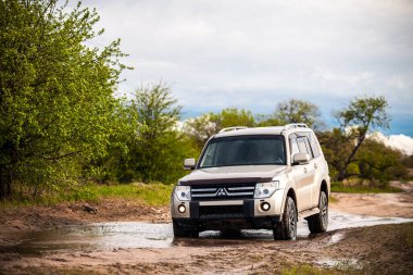 Khabarovsk, Rusya - 15 Mayıs 2021: Mitsubishi Pajero / Montero yazın toprak yolda