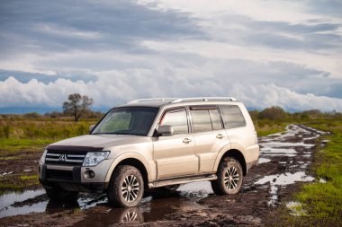 Khabarovsk, Rusya - 15 Mayıs 2021: Mitsubishi Pajero / Montero yağmurdan sonra toprak yolda