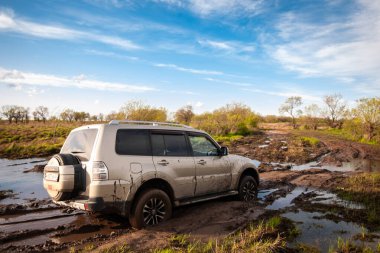 Khabarovsk, Rusya - 15 Mayıs 2021: Mitsubishi Pajero / Montero çamura saplandı
