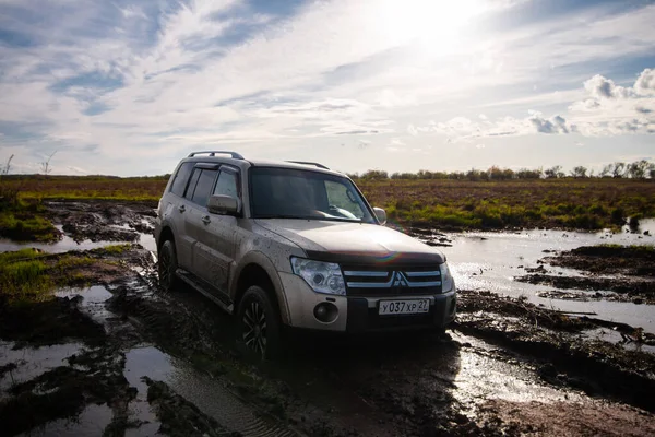 Khabarovsk Ρωσία Μαΐου 2021 Mitsubishi Pajero Montero Κόλλησε Στη Λάσπη — Φωτογραφία Αρχείου