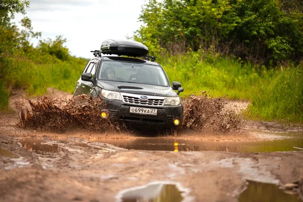 Nikolaevka Rússia Junho 2020 Black Subaru Forester Movendo Estrada Floresta — Fotografia de Stock