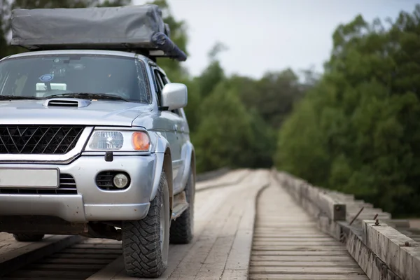 4 x 4 auto op houten brug — Stockfoto