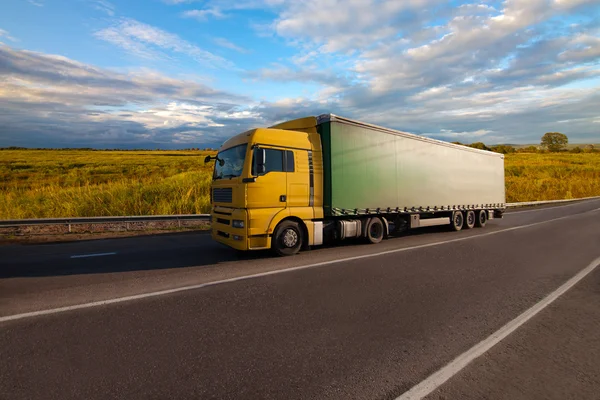 Gelber LKW — Stockfoto