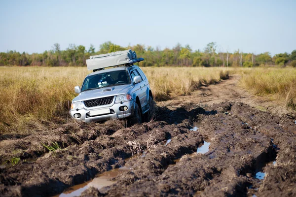 4 x 4 auto vast in modder — Stockfoto