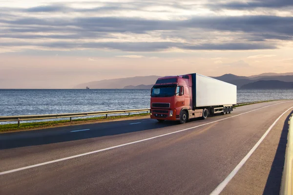 Camión en una carretera cerca del mar —  Fotos de Stock